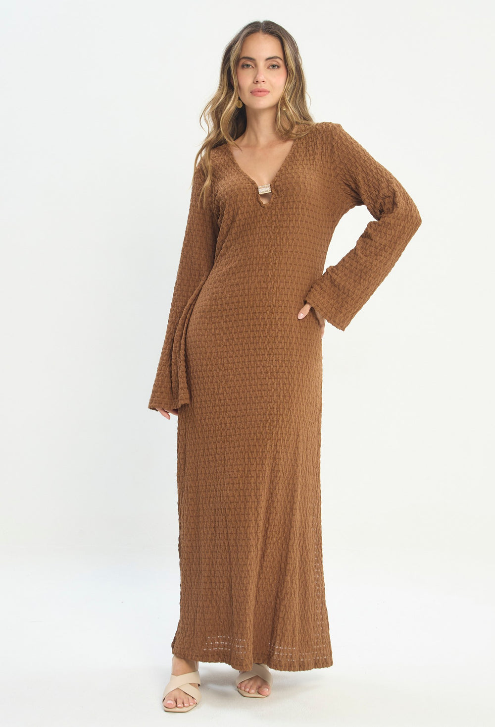 Mujer luciendo vestido marrón BYBLA - Tejido Waffle