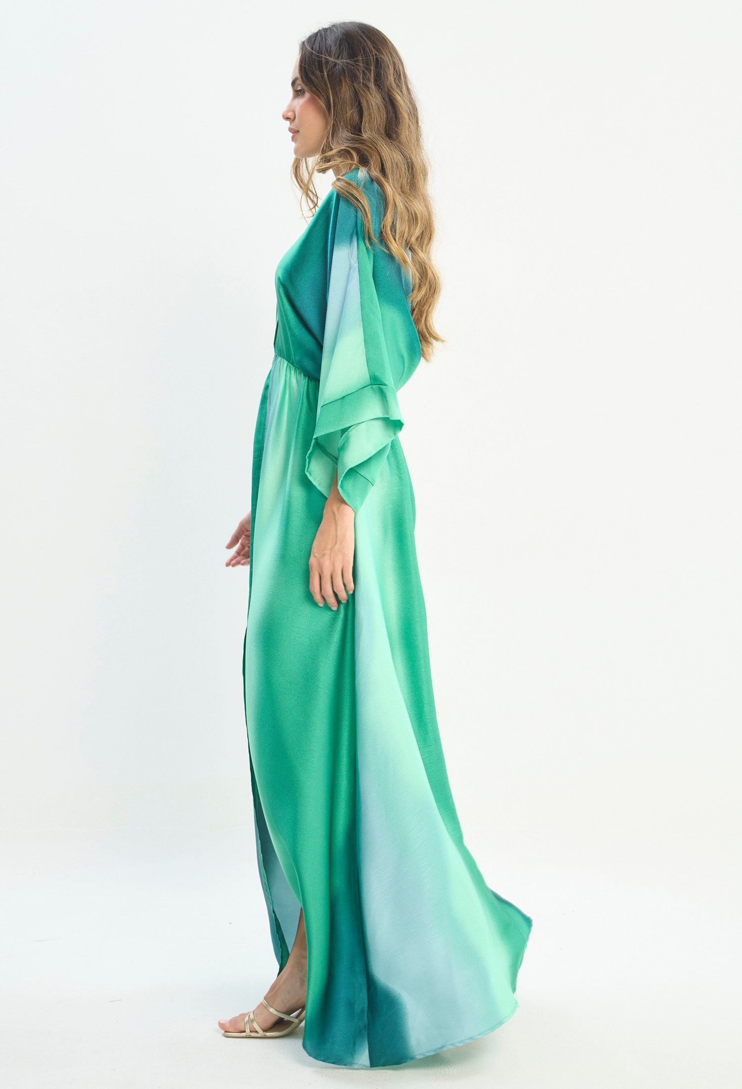 Mujer luciendo vestido verde BYBLA - Tie Dye Kimono - vista 3