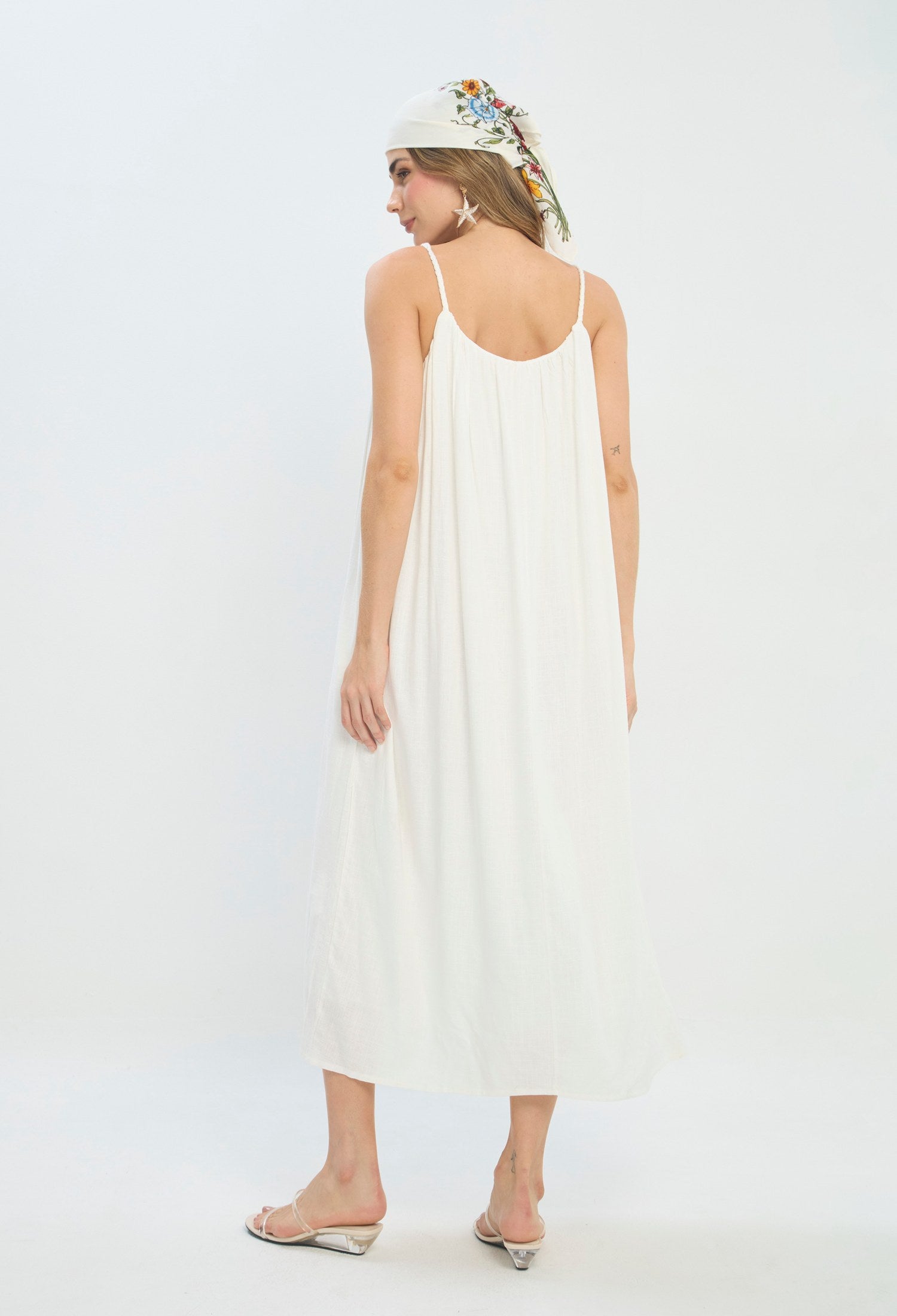Vestido largo blanco con tirantes finos y silueta amplia - vista 3