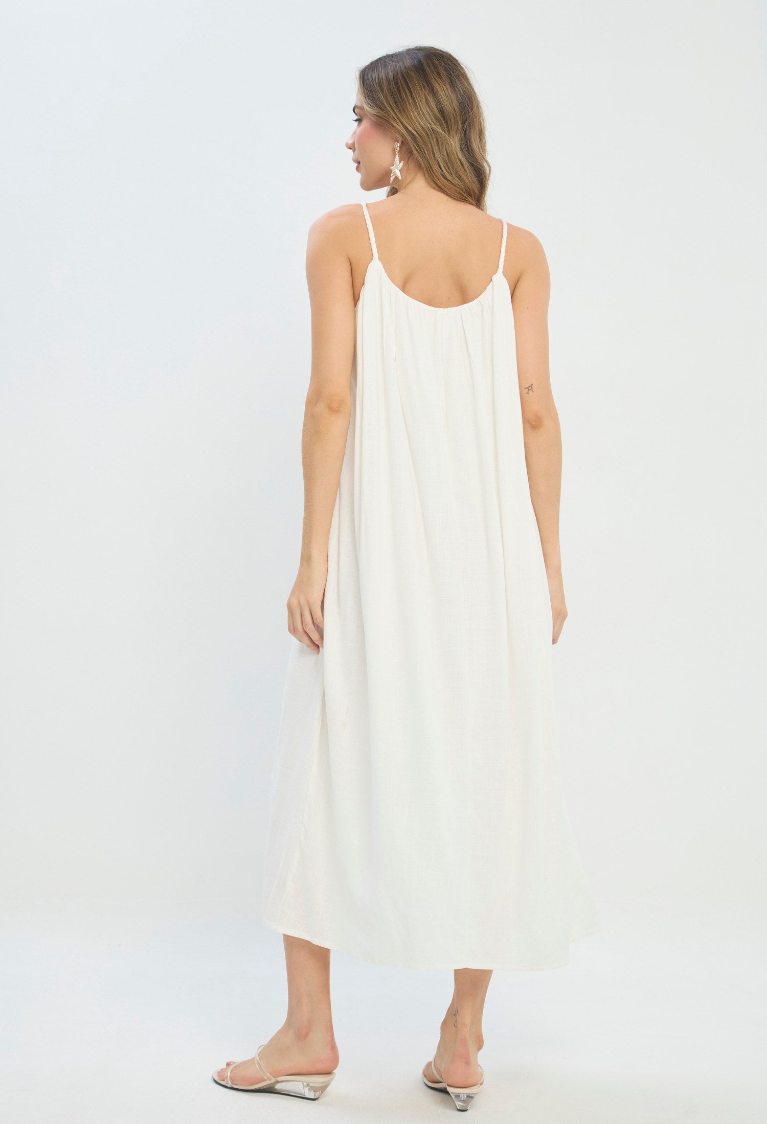 Vestido largo blanco con tirantes finos y silueta amplia - vista 6