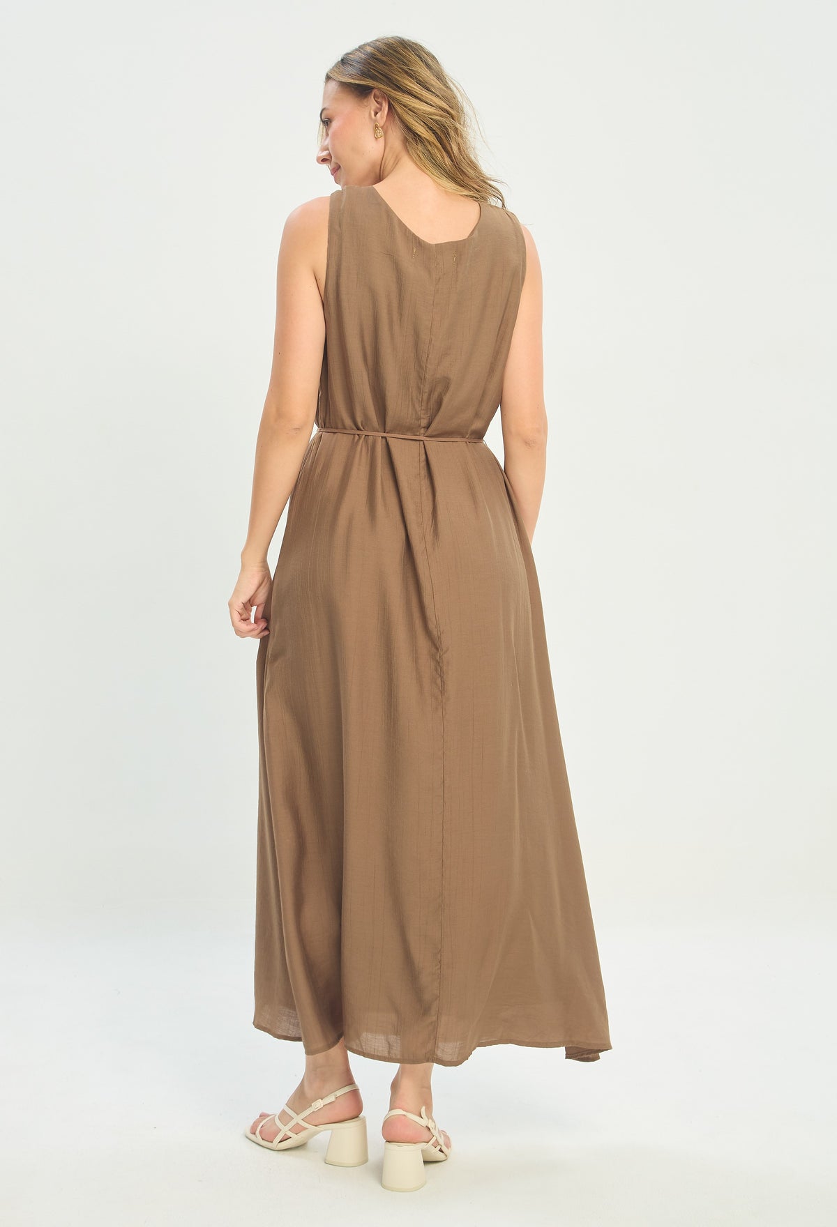 Vestido Largo Tiras con Cinturón Café BYBLA - vista 3