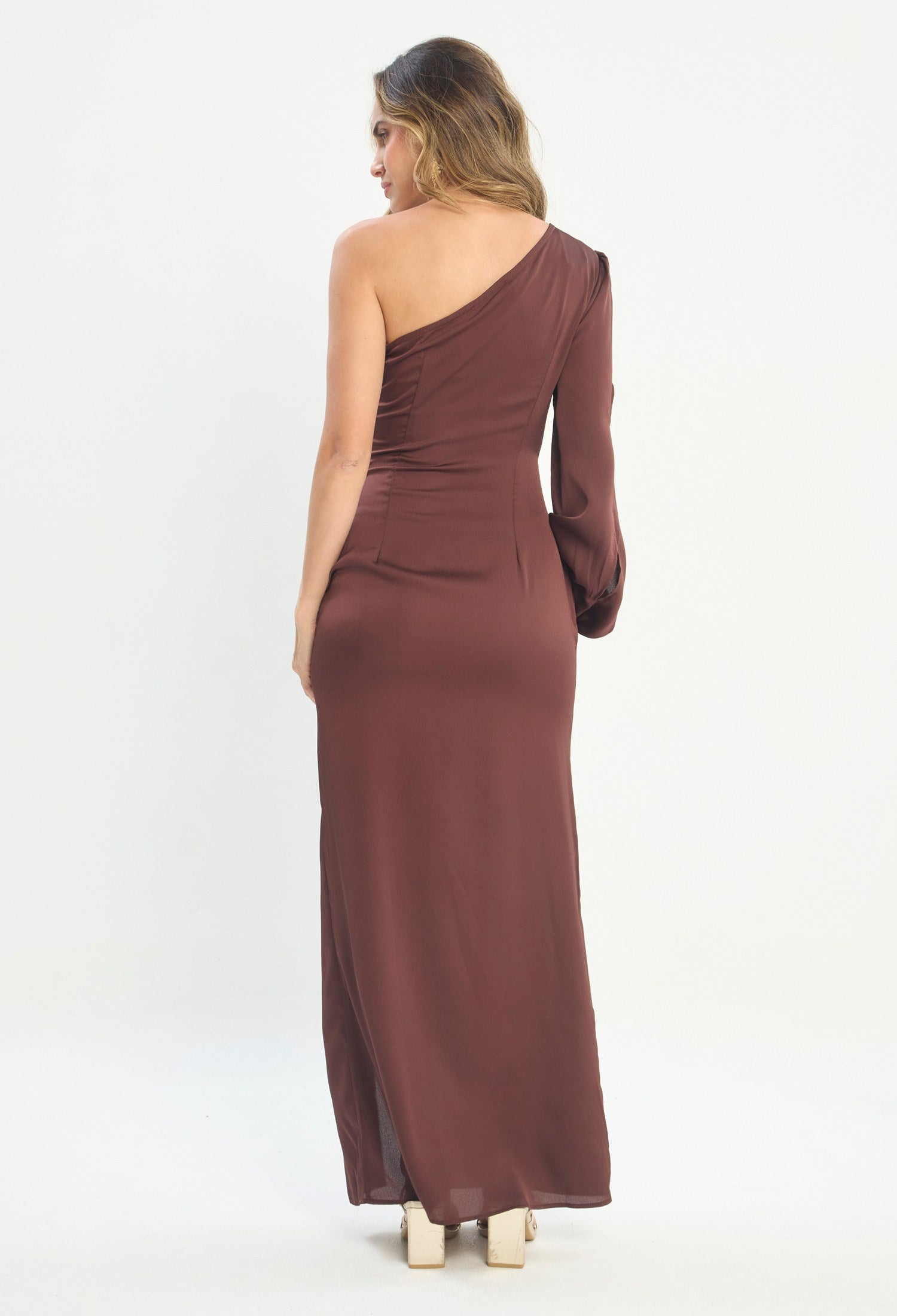 Mujer luciendo vestido marrón BYBLA - Un Hombro Satín - vista 3