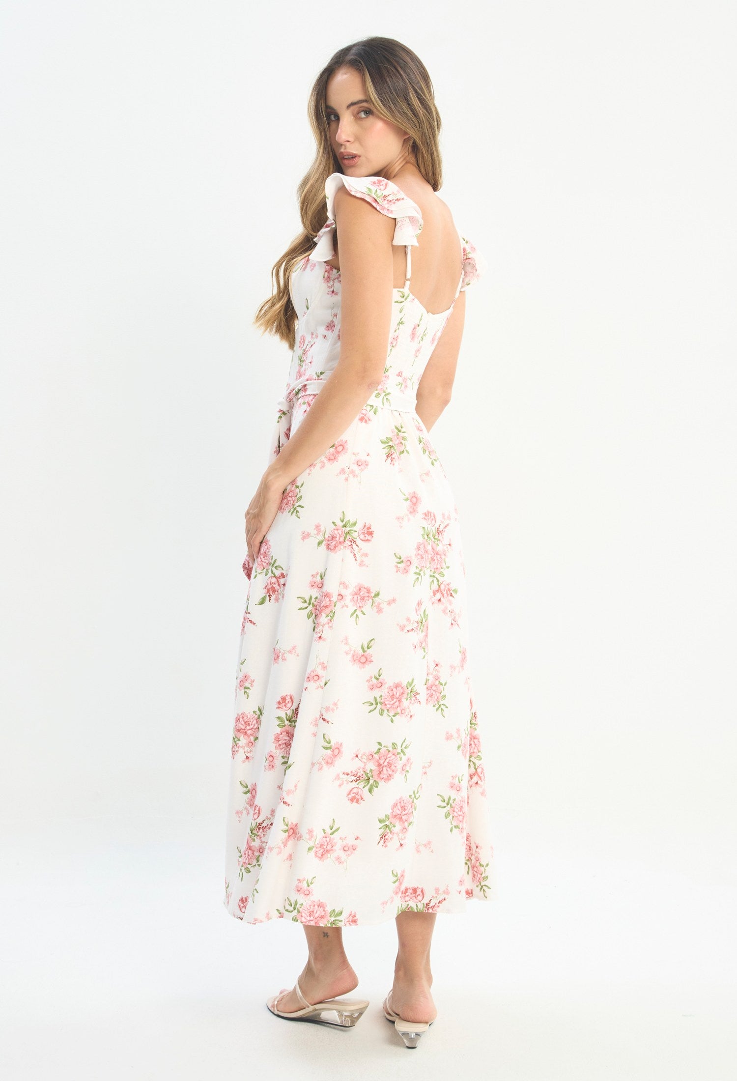 Mujer luciendo vestido beige BYBLA - Tiritas Floral - vista 3